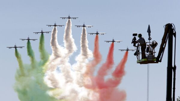 Equipe de acrobacias aéreas da Força Aérea Italiana desenha no céu bandeira italiana no início do Grand Prix da F1 em Monza, norte da Itália (imagem referencial) - Sputnik Brasil