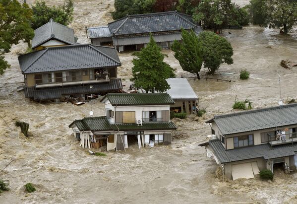 Moradores da cidade inundada Dzesa esperando helicóptero de socorristas - Sputnik Brasil