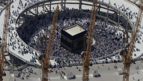 Cranes rise at the site of an expansion to the Grand Mosque as Muslim pilgrims circle counterclockwise around the Kaaba at the Grand Mosque in Mecca, Saudi Arabia, Wednesday, Oct. 16, 2013 - Sputnik Brasil