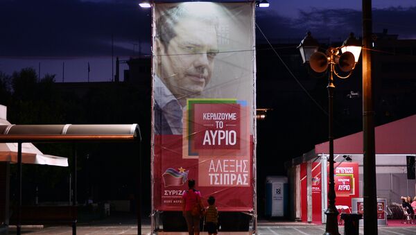 Mulher e criança olham cartaz eleitoral do partido Syryza e seu líder, Alexis Tsipras, em Atenas, na Grécia - Sputnik Brasil