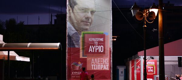 Mulher e criança olham cartaz eleitoral do partido Syryza e seu líder, Alexis Tsipras, em Atenas, na Grécia Mulher e criança olham cartaz eleitoral do partido Syryza e seu líder, Alexis Tsipras, em Atenas, na Grécia - Sputnik Brasil