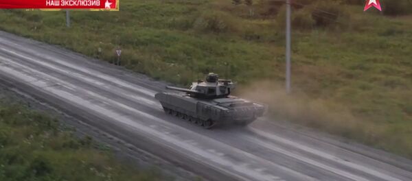 Tanque Armata faz rotação da torre em movimento - Sputnik Brasil