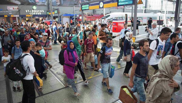 Refugiados e imigrantes na estação ferroviária de Munique, Alemanha, 1 de Setembro de 2015 - Sputnik Brasil