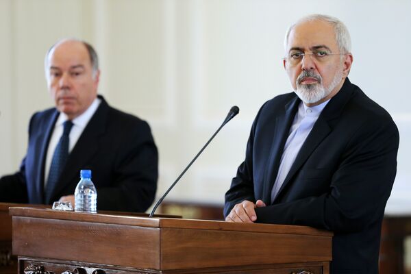 O ministro das Relações Exteriores do Brasil, Mauro Vieira (esquerda) após a reunião com o seu colega iraniano, Javad Zarif, em Teerã no domingo - Sputnik Brasil