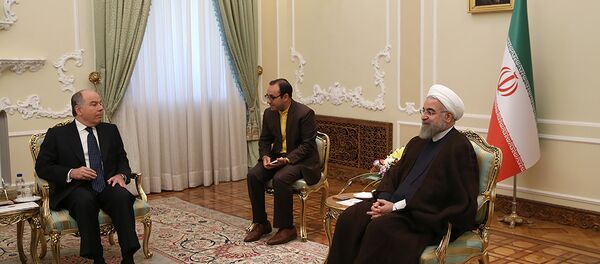 O chanceler brasileiro, Mauro Vieira (esquerda), fala com o presidente iraniano, Hassan Rohani (direita) com a ajuda de intérprete em Teerã durante visita oficial em 13 de setembro - Sputnik Brasil