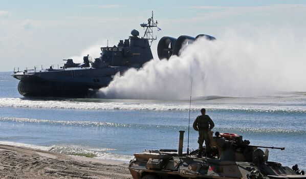 Lancha de desembarque ligeira tipo hovercraft Mordóvia e veículo blindado de transporte de pessoal BTR-80 - Sputnik Brasil