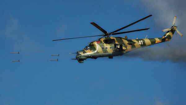 Helicóptero Mi-24 da Força Aérea bielorrussa fazendo fogo com projeteis a jato não controlados e canhões durante os exercícios conjuntos da Rússia e Bielorrússia ‘Escudo da União’ - Sputnik Brasil