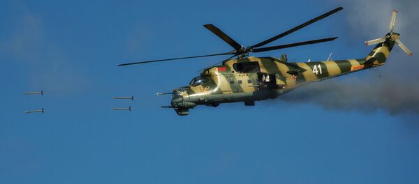 Helicóptero Mi-24 da Força Aérea bielorrussa fazendo fogo com projeteis a jato não controlados e canhões durante os exercícios conjuntos da Rússia e Bielorrússia ‘Escudo da União’ - Sputnik Brasil