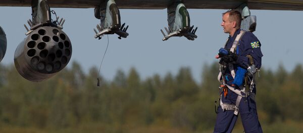 Militar junto do caça Su-25 da Força Aérea bielorrussa durante os exercícios conjuntos da Rússia e Bielorrússia ‘Escudo da União’ - Sputnik Brasil