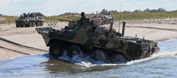 Veículo blindado de transporte de pessoal BTR-80 durante os exercícios conjuntos da Rússia e Bielorrússia - Sputnik Brasil