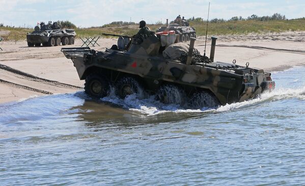 Veículo blindado de transporte de pessoal BTR-80 - Sputnik Brasil