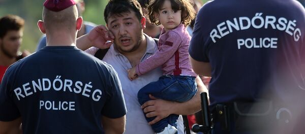 Polícia da Hungria barra passagem a imigrantes - Sputnik Brasil