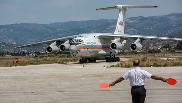 Avião EMERCOM russo com ajuda humanitária para o povo sírio no aeroporto de Latakia - Sputnik Brasil