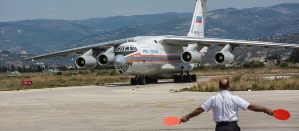 Russian EMERCOM plane with humanitarian aid for the people of Syria arrives to Latakia Airport in Syria - Sputnik Brasil