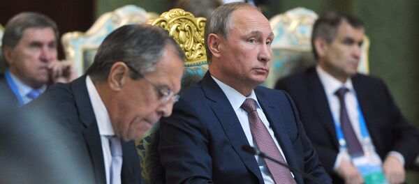 Vladimir Putin (centro) com o chanceler russo Sergei Lavrov (esquerda) durante a sessão do Conselho de Segurança Coletiva da OTSC em 15 de setembro de 2015 - Sputnik Brasil