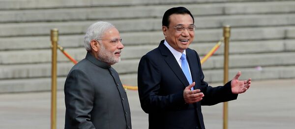 Primeiro-ministro indiano Narendra Modi com o primeiro-ministro chinês Li Keqiang - Sputnik Brasil