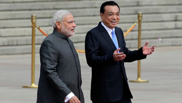 Primeiro-ministro indiano Narendra Modi com o primeiro-ministro chinês Li Keqiang - Sputnik Brasil