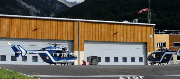 Helicópteros utilizados no resgate dos corpos no Maciço dos Écrins, nesta terça-feira, 15 de setembro - Sputnik Brasil