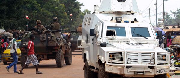 Veículo blindado da MINUSCA durante patrulha pelas ruas de Bangui, capital da República Centro-Africana (14-09-2015) Veículo blindado da MINUSCA durante patrulha pelas ruas de Bangui, capital da República Centro-Africana (14-09-2015) - Sputnik Brasil