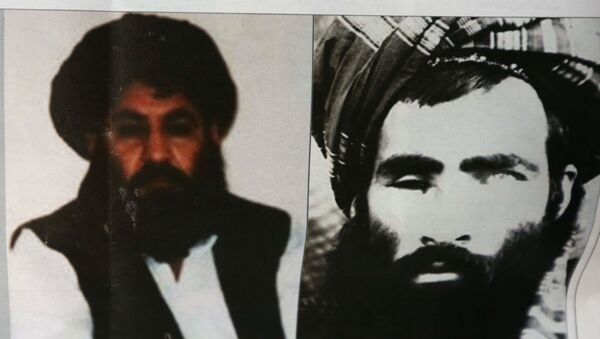 Um jornal afegão noticiou a escolha de mulá Mansour [à esq.] para substituir mulá Omar. - Sputnik Brasil