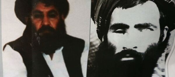 Um jornal afegão noticiou a escolha de mulá Mansour [à esq.] para substituir mulá Omar. - Sputnik Brasil