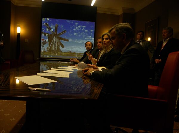 A vice-governadora do estado de Paraná, Cida Borghetti (segunda da direita), participa da assinatura de documentos durante o Fórum Empresarial Brasil-Rússia, celebrado em Moscou em 15 de setembro - Sputnik Brasil