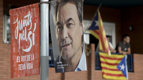 Cartaz com a foto de Artur Mas, presidente atual do governo regional da Catalunha e representante do grupo Junts pel Sí, em uma rua de Barcelona - Sputnik Brasil
