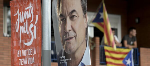 Cartaz com a foto de Artur Mas, presidente atual do governo regional da Catalunha e representante do grupo Junts pel Sí, em uma rua de Barcelona - Sputnik Brasil