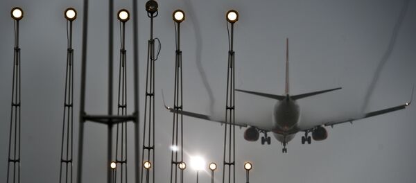 Um avião pousa no aeroporto internacional de São Paulo Governador Andre Franco Montoro, em Guarulhos, estado de São Paulo (Brasil) - Sputnik Brasil