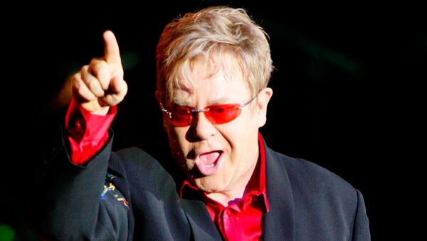 Elton John em apresentação em Moscou - Sputnik Brasil