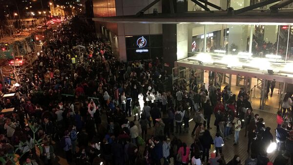 Pessoas evacuam um Shopping Center em Santiago depois de um forte terremoto - Sputnik Brasil