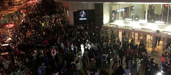 Pessoas evacuam um Shopping Center em Santiago depois de um forte terremoto Pessoas evacuam um Shopping Center em Santiago depois de um forte terremoto - Sputnik Brasil