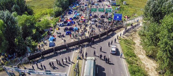 Sem poder entrar na Hungria, refugiados decidem acampar ao longo do lado sérvio da fronteira - Sputnik Brasil