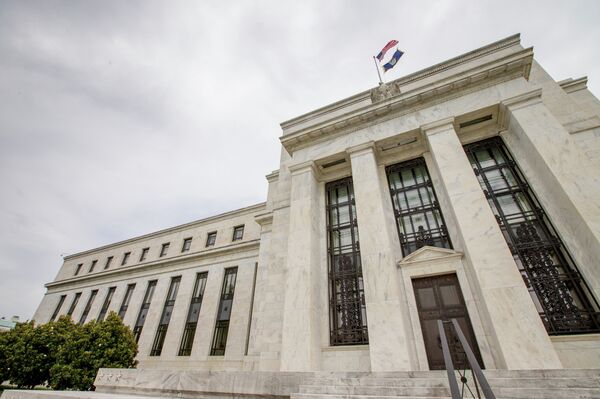 Ouro fecha 2020 com maior preço da década e dólar terá queda vertiginosa em 2021, diz especialista - Sputnik Brasil