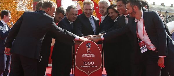A cerimônia de lançamento de relógios de contagem regressiva na praça Manezhnaya (Moscou) durante comemorações de 1.000 dias até a Copa do Mundo de Futebol 2018 na Rússia A cerimônia de lançamento de relógios de contagem regressiva na praça Manezhnaya (Moscou) durante comemorações de 1.000 dias até a Copa do Mundo de Futebol 2018 na Rússia - Sputnik Brasil