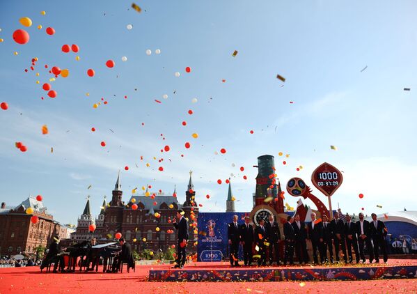 A cerimônia de lançamento de relógios de contagem regressiva na praça Manezhnaya (Moscou) durante comemorações de 1.000 dias até a Copa do Mundo de Futebol 2018 na Rússia - Sputnik Brasil