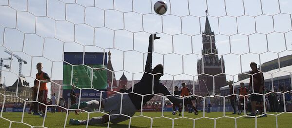 Um goleiro tenta pegar a bola na praça Vermelha (centro de Moscou) no âmbito de eventos dedicadas à comemoração de 1.000 dias até a Copa do Mundo de Futebol 2018 na Rússia - Sputnik Brasil