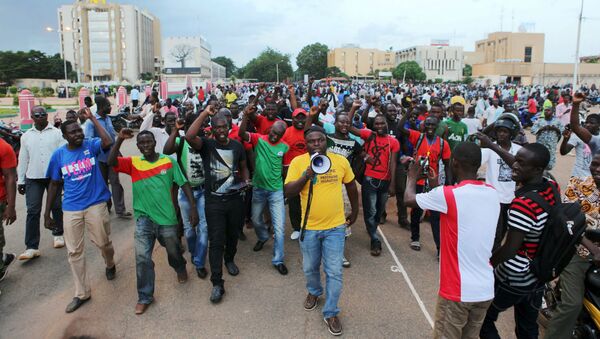 Os cidadãos de Burkina Faso estão nas ruas cobrando democracia no país. - Sputnik Brasil