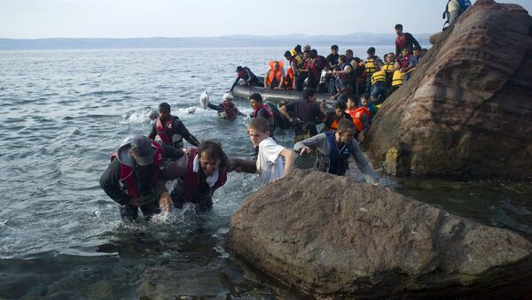 Refugiados e migrantes chegam à praia da ilha grega de Lesbos, 9 de setembro de 2015 - Sputnik Brasil