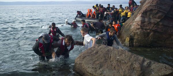 Refugiados e migrantes chegam à praia da ilha grega de Lesbos, 9 de setembro de 2015 - Sputnik Brasil