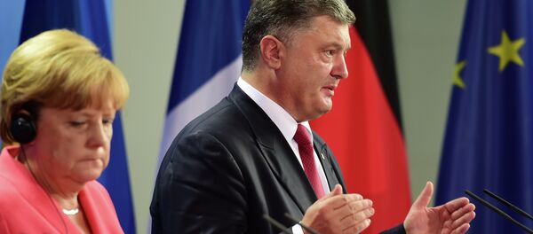 Angela Merkel e Pyotr Poroshenko durante coletiva de imprensa em Berlim, em 24 de agosto de 2015 Angela Merkel e Pyotr Poroshenko durante coletiva de imprensa em Berlim, em 24 de agosto de 2015 - Sputnik Brasil