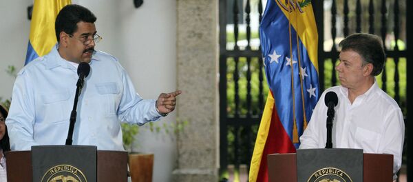 Nicolás Maduro e Juan Manuel Santos se encontraram em Cartagena, na Colômbia, em abril do ano passado. - Sputnik Brasil