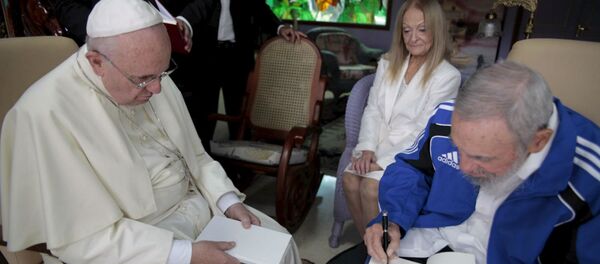 Fidel Castro presenteou o Papa Francisco com livro de Frei Beto. - Sputnik Brasil