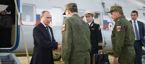 O presidente russo, Vladimir Putin, durante uma visita ao campo de treinamento de Donguz na região de Orenburg. - Sputnik Brasil