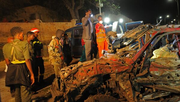Restos do carro detonado nesta segunda-feira (21) perto da Villa Somalia, em Mogadíscio - Sputnik Brasil
