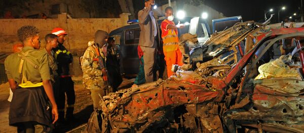 Restos do carro detonado nesta segunda-feira (21) perto da Villa Somalia, em Mogadíscio - Sputnik Brasil