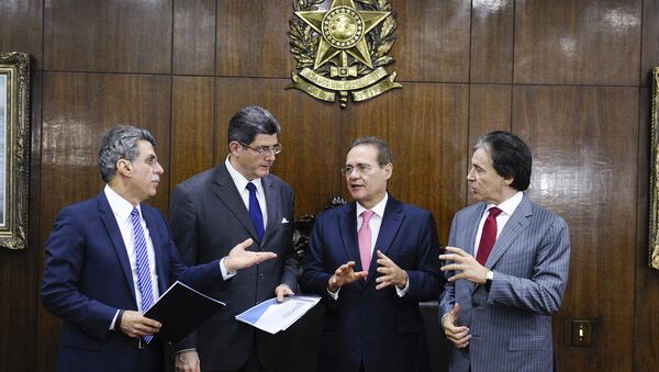 O ministro da Fazenda, Joaquim Levy, em reunião com o presidente do Senado Federal, Renan Calheiros, e os senadores Eunício Oliveira (PMDB-CE) e Romero Jucá (PMDB-RR) - Sputnik Brasil
