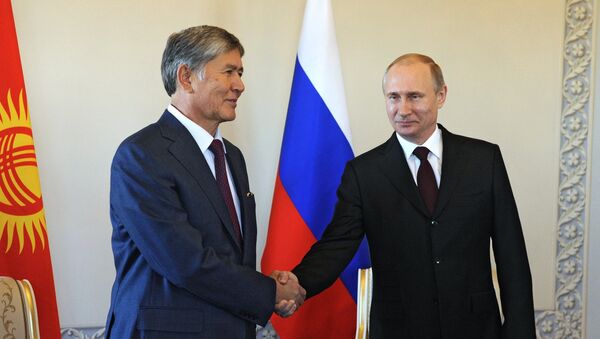 Presidente russo Vladimir Putin e presidente quirguiz Almazbek Atambayev - Sputnik Brasil