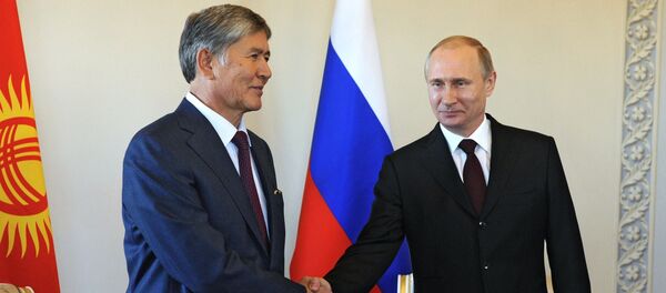 Presidente russo Vladimir Putin e presidente quirguiz Almazbek Atambayev - Sputnik Brasil