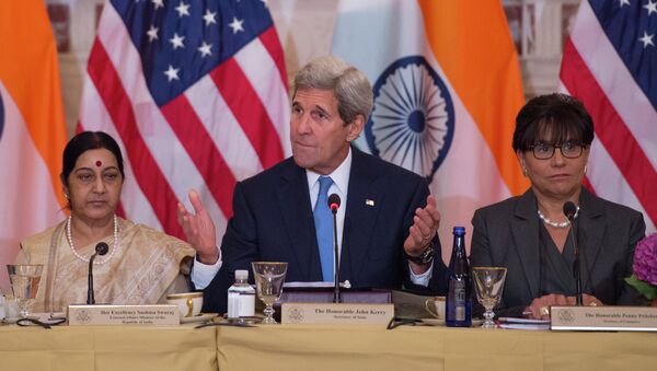 O secretário de Estado dos EUA, John Kerry, durante encontro com a chanceler indiana, Sushma Swaraj, e a secretária de Comércio dos EUA, Penny Pritzker, em Washington, nesta terça-feira, 22 de setembro de 2015 - Sputnik Brasil